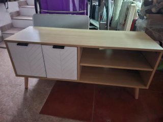 Mueble de salón madera claro y blanco