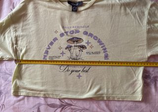 Camiseta crop top de manga corta de mujer