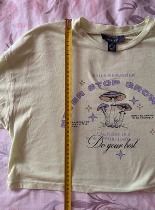 Camiseta crop top de manga corta de mujer