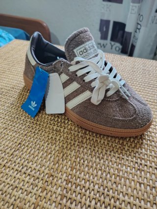 Zapatillas Adidas Marrones y Blancas