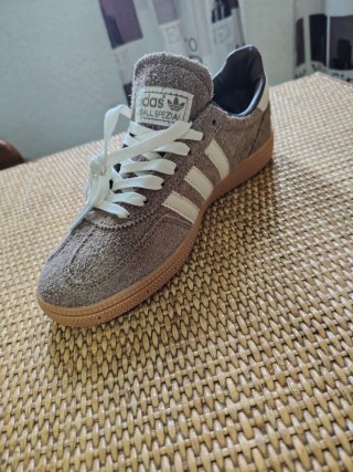 Zapatillas Adidas Marrones y Blancas
