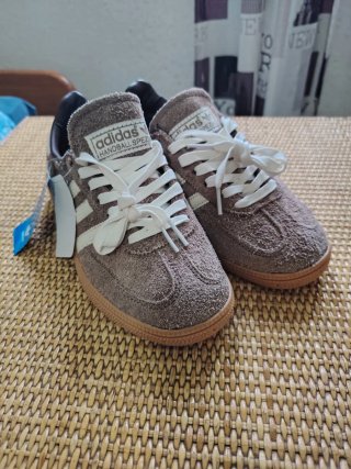 Zapatillas Adidas Marrones y Blancas