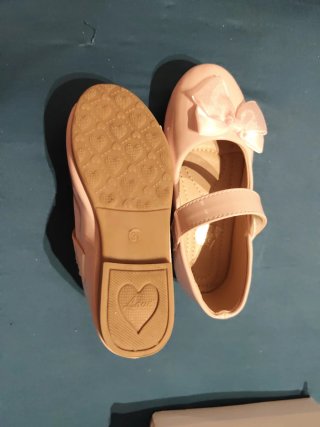 Zapatos rosas con lazo, como de piel. Talla 31
