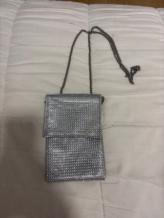 Bolso de brillo plateado con cadena
