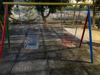 Columpio infantil de hierro