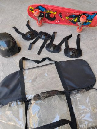 Patinete skateboart niño con casco y protecciones