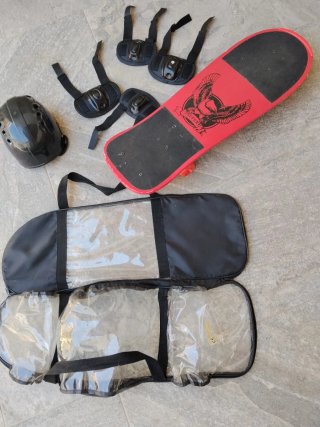 Patinete skateboart niño con casco y protecciones