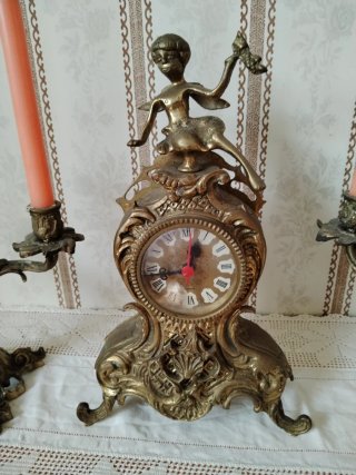 Reloj y candelabros de bronce