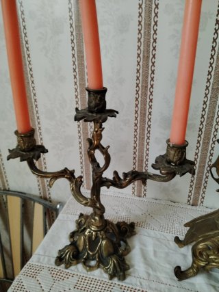Reloj y candelabros de bronce