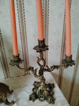 Reloj y candelabros de bronce