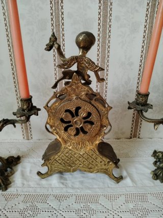 Reloj y candelabros de bronce