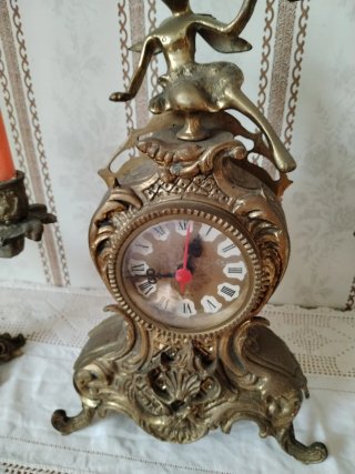 Reloj y candelabros de bronce