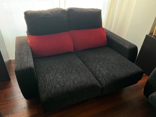 Sofá de tela negro y rojo extensible