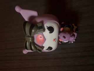 Figura Kuromi morada con lazo