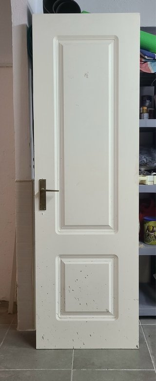 Puerta de madera blanca