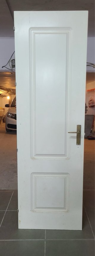 Puerta de madera blanca