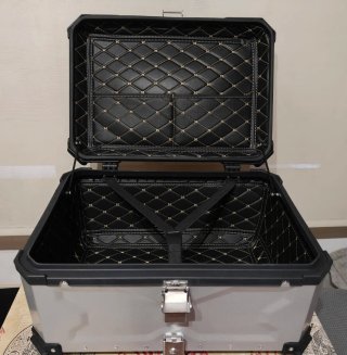 Baúl de moto aluminio negro y plata 65 L