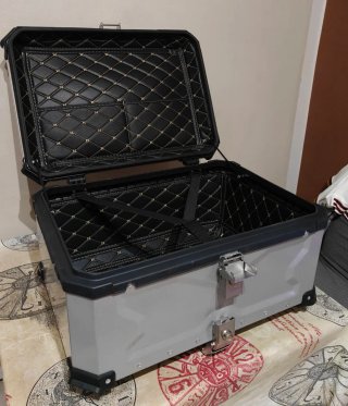 Baúl de moto aluminio negro y plata 65 L
