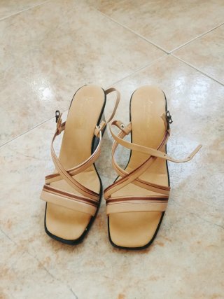Sandalias de piel beige y marrón