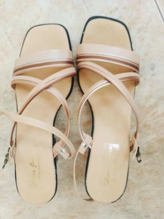 Sandalias de piel beige y marrón