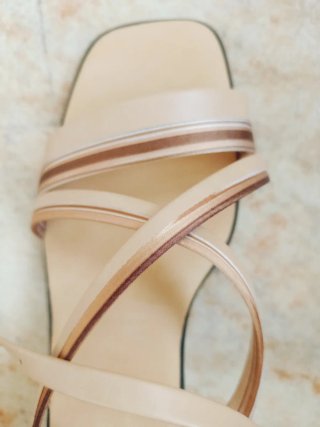 Sandalias de piel beige y marrón