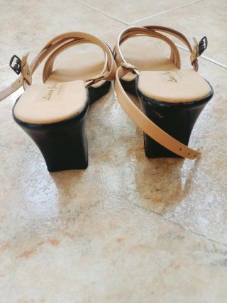 Sandalias de piel beige y marrón