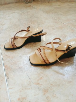 Sandalias de piel beige y marrón