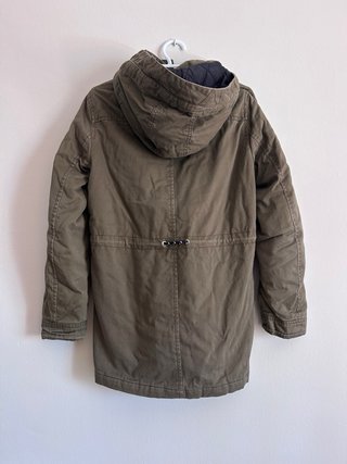 Chaqueta parka verde con capucha