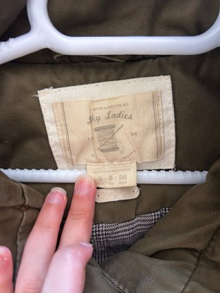 Chaqueta parka verde con capucha