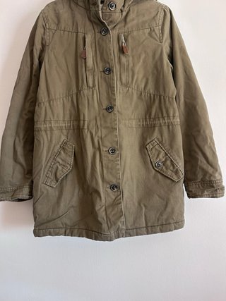 Chaqueta parka verde con capucha