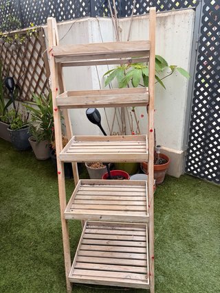 Estantería de madera escalonada