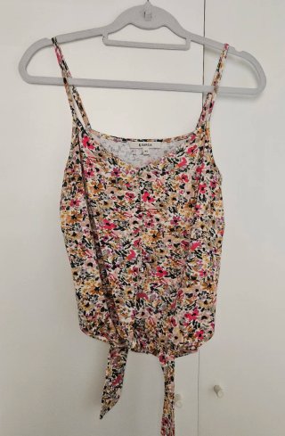 Camiseta de tirantes veraniega floral con nudo