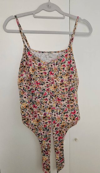 Camiseta de tirantes veraniega floral con nudo