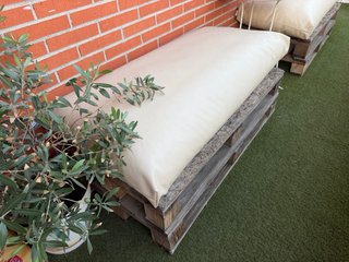 Due posti a sedere per terrazza con sedile in pelle beige