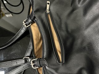 Bolso negro de piel trenzada
