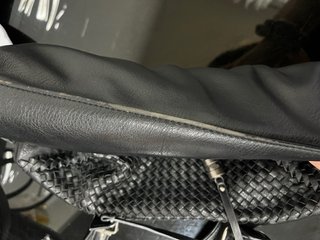 Bolso negro de piel trenzada