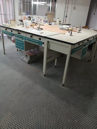 Mesa de trabajo de laboratorio