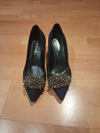 Zapatos de fiesta ante azul marino con pedrería