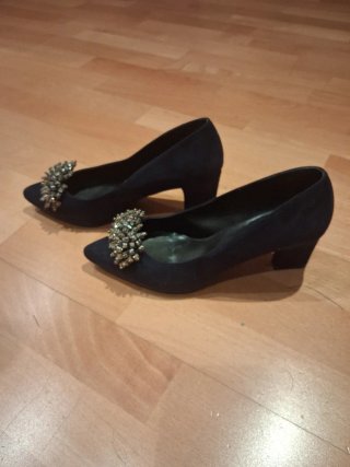 Zapatos de fiesta ante azul marino con pedrería