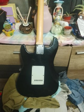 Guitarra Eléctrica Negra, falta una cuerda