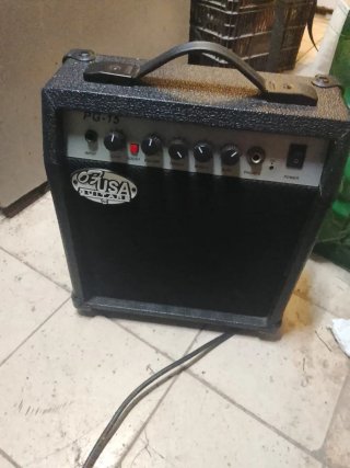 Guitarra Eléctrica Negra, falta una cuerda