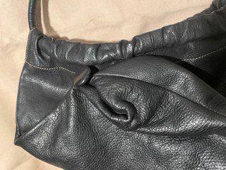 Bolso de piel negro de calidad
