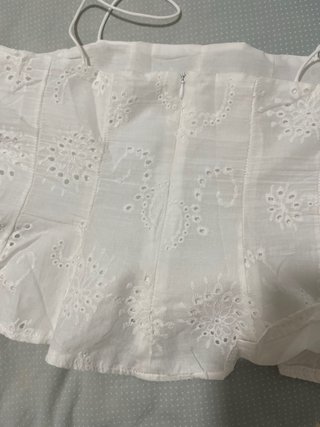 Top blanco de encaje con tirantes