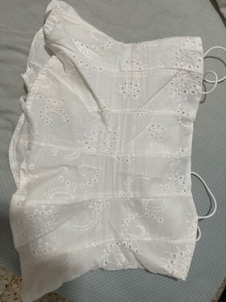 Top blanco de encaje con tirantes