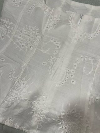 Top blanco de encaje con tirantes