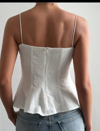 Top blanco de encaje con tirantes