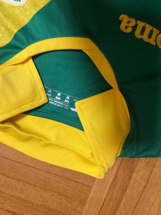 Camiseta deportiva verde y amarilla