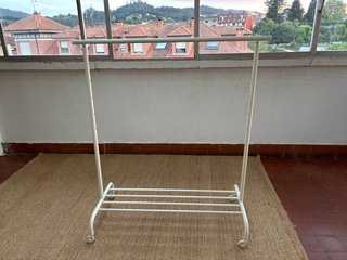 Perchero Metálico Blanco con Ruedas