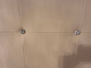 Cabecero polipiel beige con diamantes