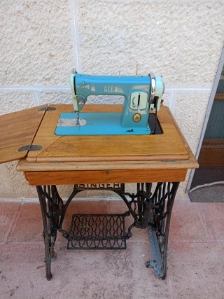 Máquina de coser Alfa en mueble Singer